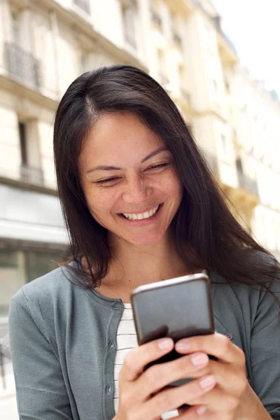 Close Retrato Menina Asiática Olhando Para Telefone Celular Rindo Cidade — Fotografia de Stock