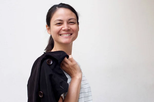 Retrato Lateral Una Joven Mujer Asiática Sonriente Sosteniendo Chaqueta Sobre — Foto de Stock