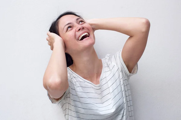 Portret Van Vrolijke Jonge Aziatische Vrouw Lachend Met Handen Achter — Stockfoto