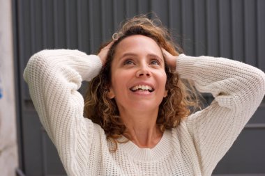 Saç elleri ile gülümseyen mutlu orta yaş kadın portresi