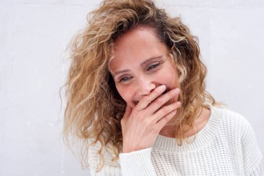 El kapsayan ağız ile gülüyor mutlu orta yaş kadının portre yakın