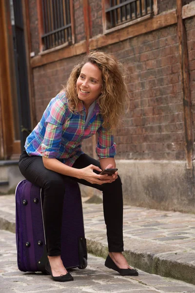 Retrato Mujer Viajera Sentada Maleta Sosteniendo Teléfono Móvil Calle Ciudad — Foto de Stock