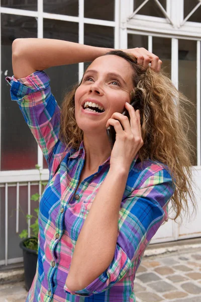 Retrato Sincero Mulher Feliz Conversando Com Celular Fora — Fotografia de Stock