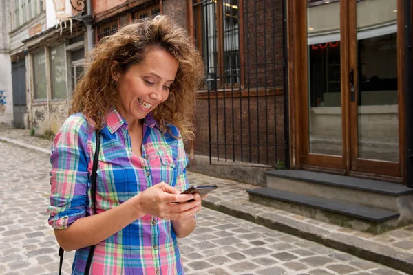 Portret Szczęśliwej Kobiety Patrząc Telefon Komórkowy Zewnątrz Ulicy Miasta — Zdjęcie stockowe