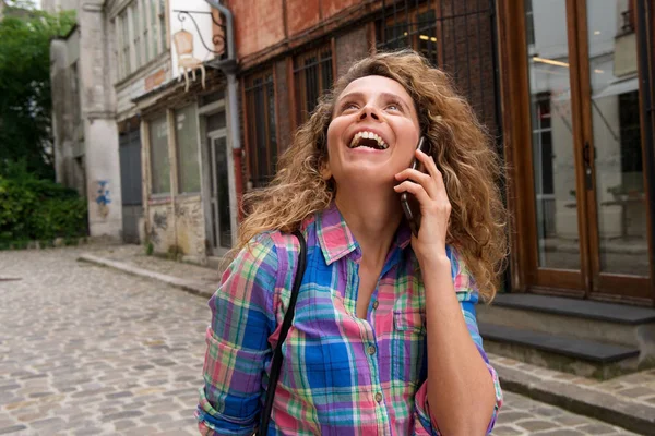 Närbild Porträtt Lycklig Kvinna Pratar Med Mobiltelefon Och Tittar Upp — Stockfoto