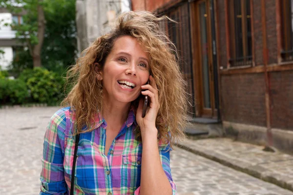 Close Retrato Mulher Feliz Com Cabelo Encaracolado Falando Celular Fora — Fotografia de Stock