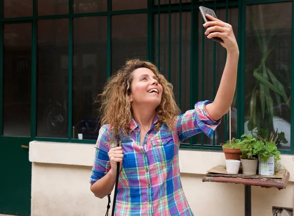 Πορτραίτο Της Ευτυχης Γυναίκας Σγουρά Μαλλιά Που Παίρνουν Selfie Έξω — Φωτογραφία Αρχείου