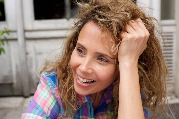 Nahaufnahme Porträt Einer Lächelnden Frau Mit Lockigem Haar Die Wegschaut — Stockfoto