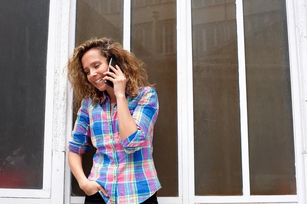 Портрет Женщины Средних Лет Улыбающейся Разговаривающей Мобильным Телефоном — стоковое фото