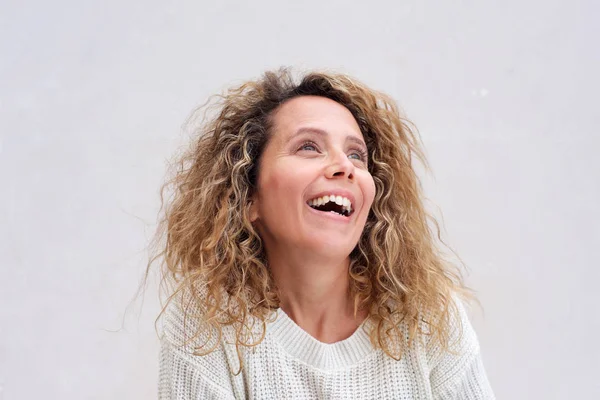 Beyaz Arka Plana Karşı Gülümseyen Mutlu Orta Yaş Kadın Portre — Stok fotoğraf