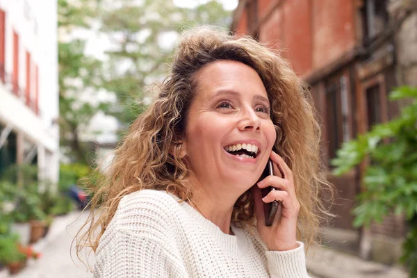 Närbild Porträtt Happy Medelålders Kvinna Pratar Med Smart Telefon — Stockfoto