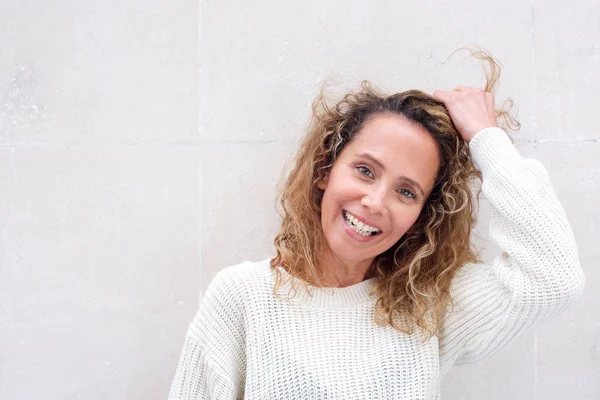 Close Retrato Mulher Feliz Meia Idade Rindo Com Mão Cabelo — Fotografia de Stock