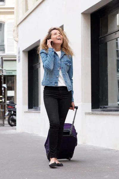 거리에서 전화와 가방으로 이야기하는 행복한 여성의 초상화 — 스톡 사진