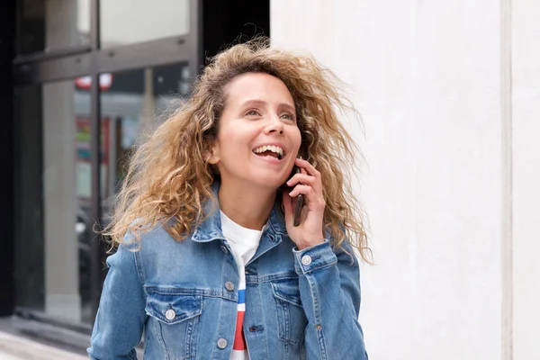 Portrait Une Jolie Femme Âge Moyen Marchant Avec Téléphone Portable — Photo