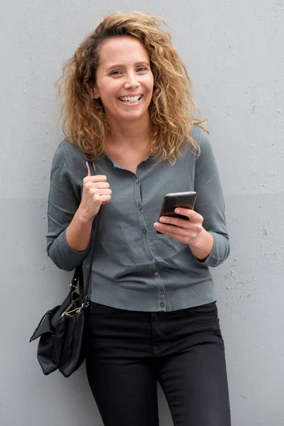 Retrato Mulher Meia Idade Sorrindo Com Telefone Celular Por Fundo — Fotografia de Stock