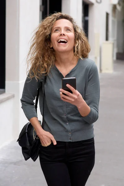 Szczery Portret Kobiety Średnim Wieku Śmiać Się Telefonem Komórkowym Podczas — Zdjęcie stockowe
