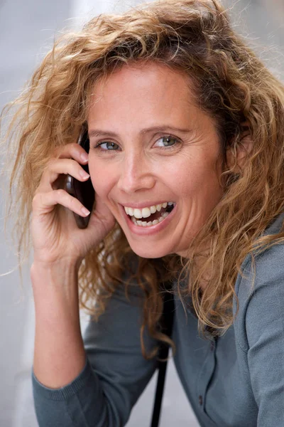 Närbild Porträtt Happy Medelålders Kvinna Med Lockigt Hår Pratar Mobiltelefon — Stockfoto