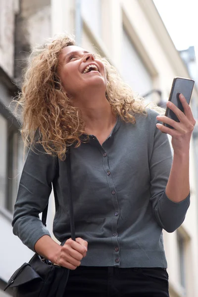 Retrato Mulher Alegre Segurando Telefone Celular Olhando Para Cima — Fotografia de Stock