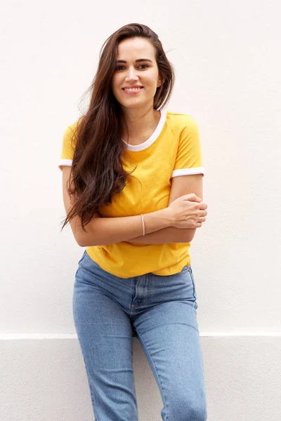 Retrato Una Joven Sonriente Con Pelo Castaño Largo Por Pared — Foto de Stock