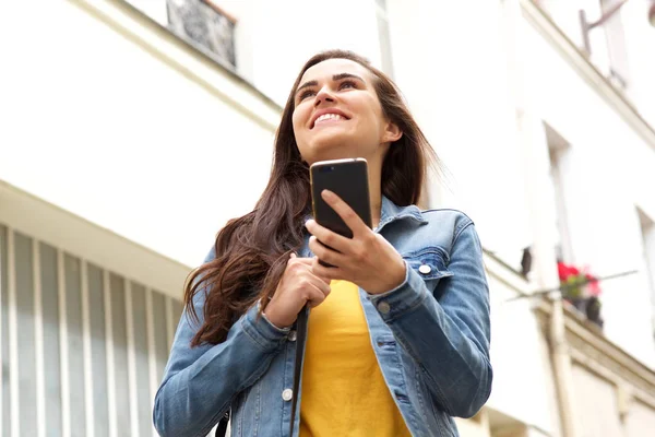 Портрет Счастливой Молодой Женщины Мобильным Телефоном Городе — стоковое фото