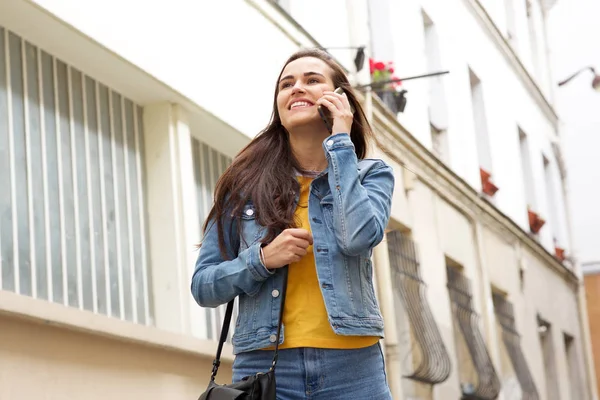 Retrato Una Joven Feliz Caminando Por Ciudad Hablando Con Teléfono —  Fotos de Stock