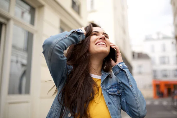 Porträtt Glad Ung Kvinna Och Prata Med Mobiltelefon — Stockfoto