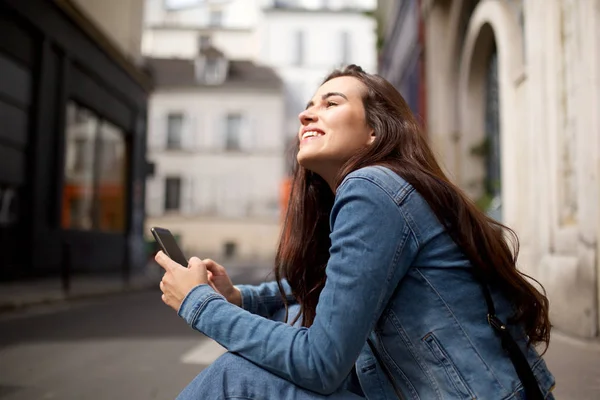 Портрет Счастливой Девушки Сидящей Тротуаре Сотовым Телефоном — стоковое фото