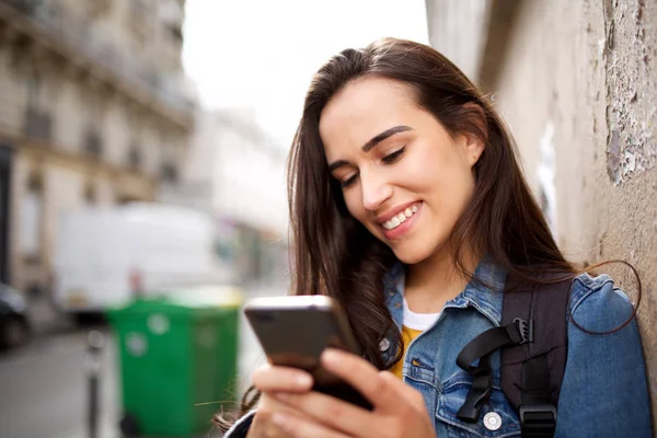 Bliska Portret Pięknej Młodej Kobiety Uśmiechając Się Patrząc Telefon — Zdjęcie stockowe