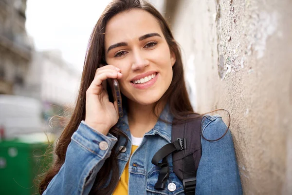 Primer Plano Retrato Mujer Joven Atractiva Sonriendo Hablando Con Teléfono —  Fotos de Stock
