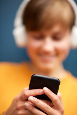 Cep telefonu tutan kulaklık ile yakın genç kadın