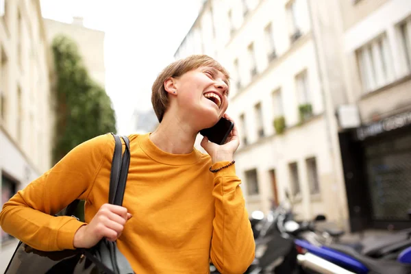 Portrét Veselé Mladé Ženy Chůze Mluvení Mobilním Telefonu — Stock fotografie