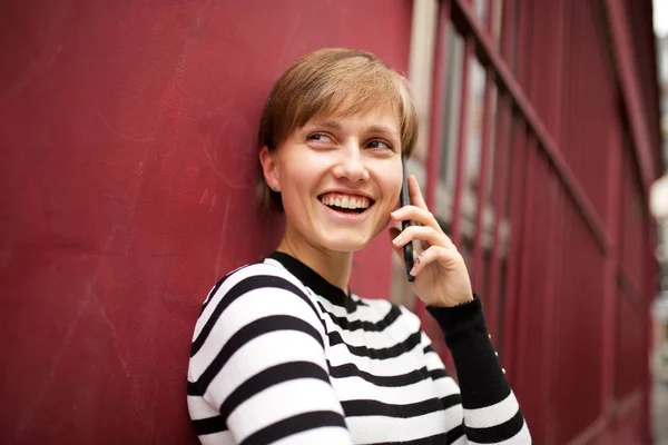 Portret Wesoły Młodej Kobiety Rozmowy Telefon Komórkowy — Zdjęcie stockowe