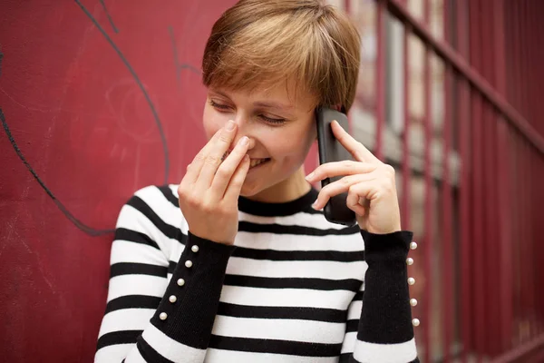快乐年轻女子用手机聊天和大笑的肖像 — 图库照片