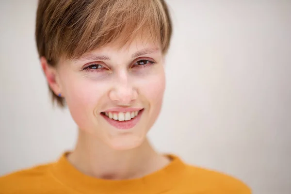 Close Retrato Bela Jovem Mulher Contra Fundo Branco — Fotografia de Stock