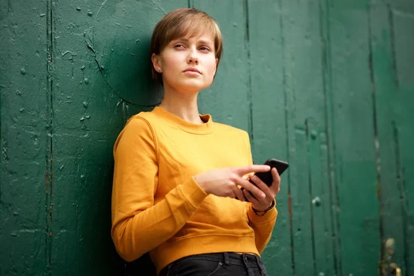 Retrato Mujer Joven Atractiva Apoyada Contra Pared Con Teléfono Celular — Foto de Stock