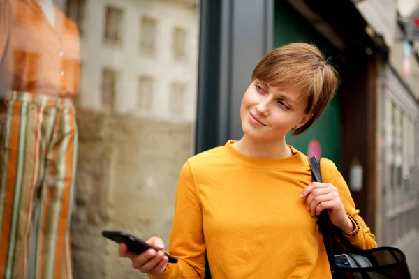 Porträt Einer Jungen Frau Beim Fenstereinkauf — Stockfoto