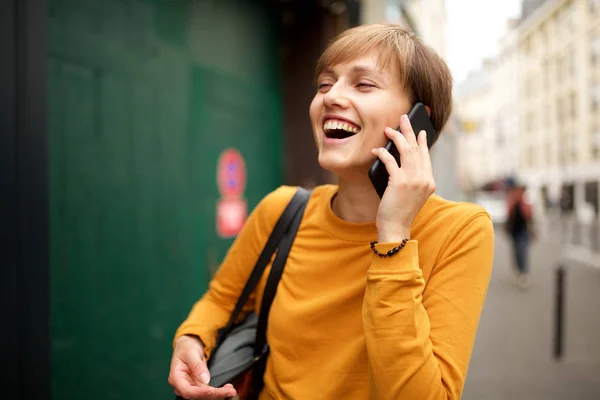 Retrato Atraente Jovem Mulher Rindo Com Celular Cidade — Fotografia de Stock