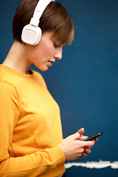 Retrato Lateral Jovem Ouvindo Música Com Fones Ouvido Telefone Celular — Fotografia de Stock