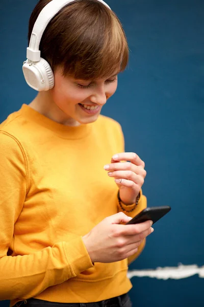Portret Van Gelukkige Vrouw Luisteren Naar Muziek Met Mobiele Telefoon — Stockfoto