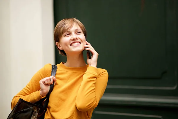 携帯電話屋外で話して幸せな若い女の肖像 — ストック写真
