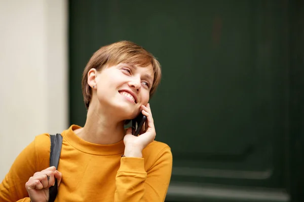 Portrét Mladé Ženy Usmívající Mobilními Telefony Venku — Stock fotografie
