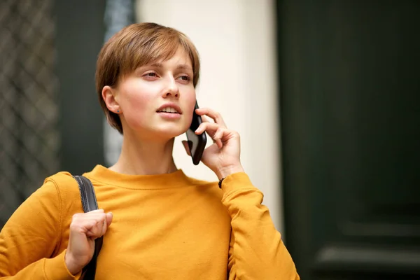 Bliska Portret Atrakcyjne Krótkie Włosy Młoda Kobieta Rozmawia Telefonem Komórkowym — Zdjęcie stockowe