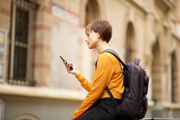 Побочный Портрет Студентки Сидящей Смотрящей Мобильный Телефон Пределами Кампуса — стоковое фото