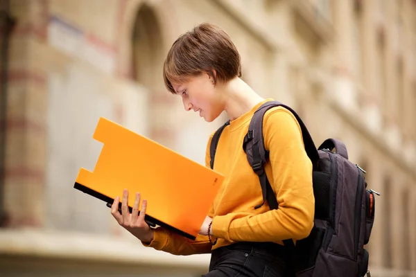 Retrato Una Estudiante Universitaria Leyendo Libro Campus —  Fotos de Stock