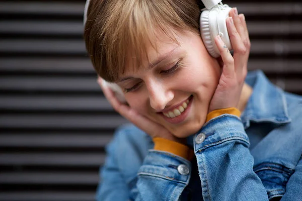 Närbild Porträtt Ung Kvinna Som Njuter Att Lyssna Musik Med — Stockfoto