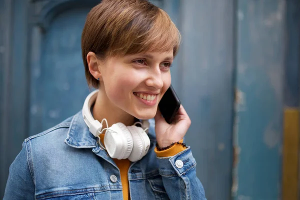 Portrait Gros Plan Une Jeune Femme Souriante Aux Cheveux Courts — Photo