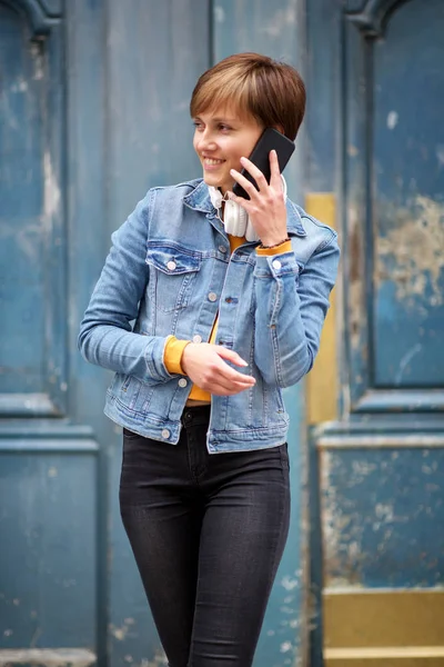 Портрет Молодой Женщины Джинсе Разговаривающей Мобильником — стоковое фото