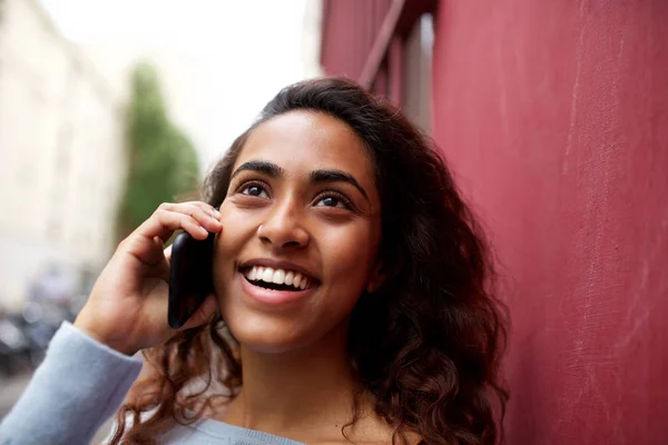 Retrato Horizontal Una Joven India Sonriente Hablando Con Celular Afuera —  Fotos de Stock