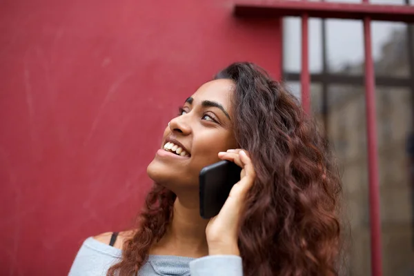 Närbild Horisontella Porträtt Leende Ung Indisk Kvinna Pratar Med Mobiltelefon — Stockfoto