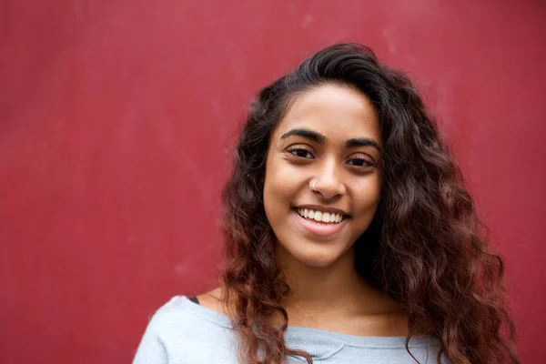 Крупним Планом Горизонтальний Портрет Посміхаючись Молода Індійська Жінка Проти Червоного — стокове фото